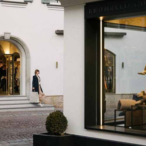 lifestyle-shopping-innenstadt-sommer-schaufenster-c-kitzbuehel-tourismus-8-930x620